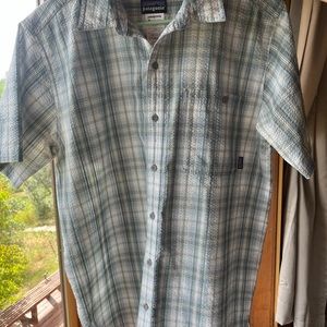 Patagonia lightweight seersucker short sleeve button up shirt